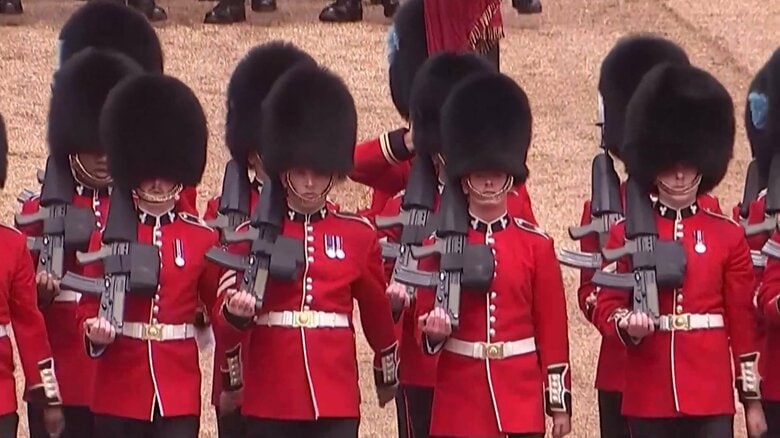 イギリス近衛兵の“黒い帽子”がピンチ　殺されたクマの毛皮を使用　価格上昇、動物愛護団体はフェイクファーへの切り替えを訴え｜FNNプライムオンライン