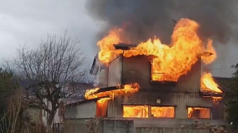 「家が燃えている」　2階建ての住宅を焼く火災　現場から1人の遺体を発見　住人の男性と連絡取れず｜FNNプライムオンライン