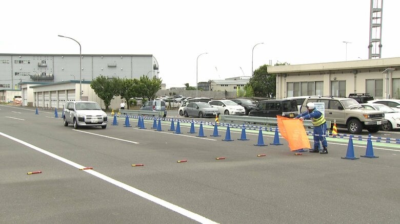 高速道路の逆走車を想定した訓練　発炎筒やコーンを置いて安全確保　通報までの流れを確認　千葉｜FNNプライムオンライン