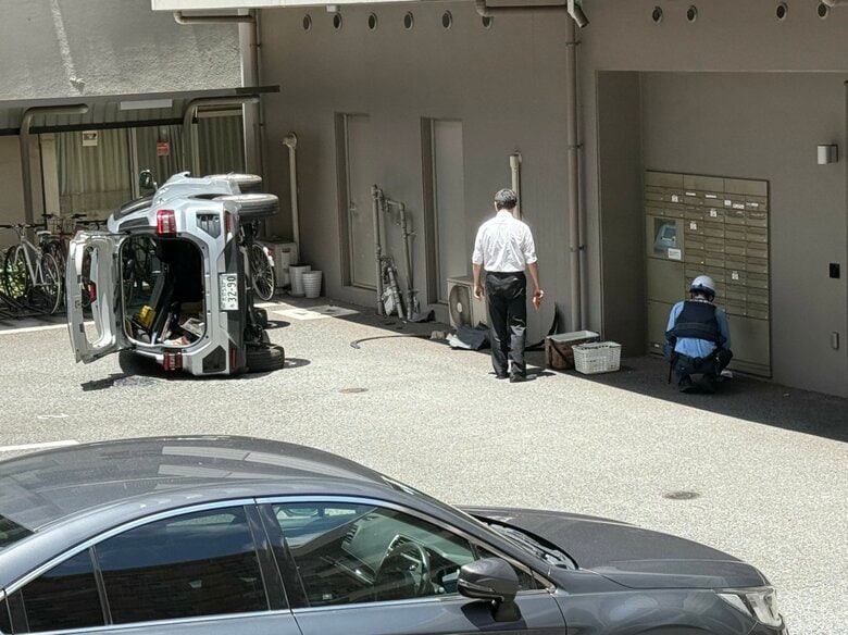 大分市中心部で車が横転　建物のガス管が破損　「ガス臭がする」と通報　警察が周辺で一時交通規制｜FNNプライムオンライン