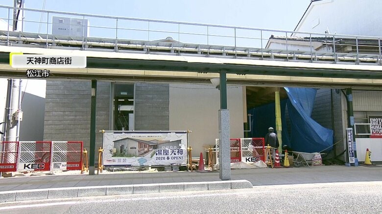 キャンバスに詰め込んだ松江の四季…“シジミ殻”の絵の具で宍道湖の風景描く…現代アート作家が高校生のアイデアヒントに巨大絵画を制作【島根発】|FNNプライムオンライン