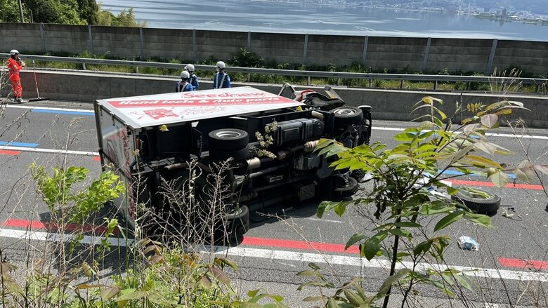 【速報】中央道でトラック同士が衝突　1台は横転　下り線の諏訪ICから岡谷JCTまでの区間で通行止め｜FNNプライムオンライン