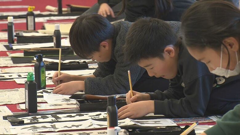 「強い信念をもって頑張る」子どもたちが今年の抱負を筆に込める　伝統の「新春書き初め大会」　長野・東御市｜FNNプライムオンライン