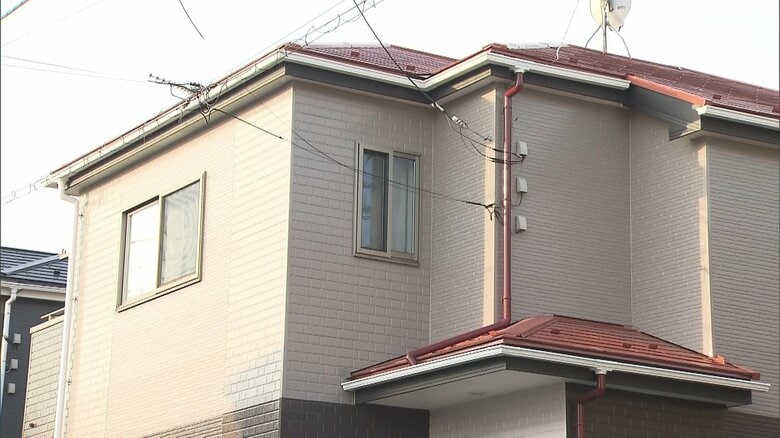 【何が】母親（56）を突き飛ばすなど暴行か…24歳息子を逮捕　母親は1階トイレで死亡　「おとといから出勤しない」同僚の通報で発覚　埼玉・新座市｜FNNプライムオンライン
