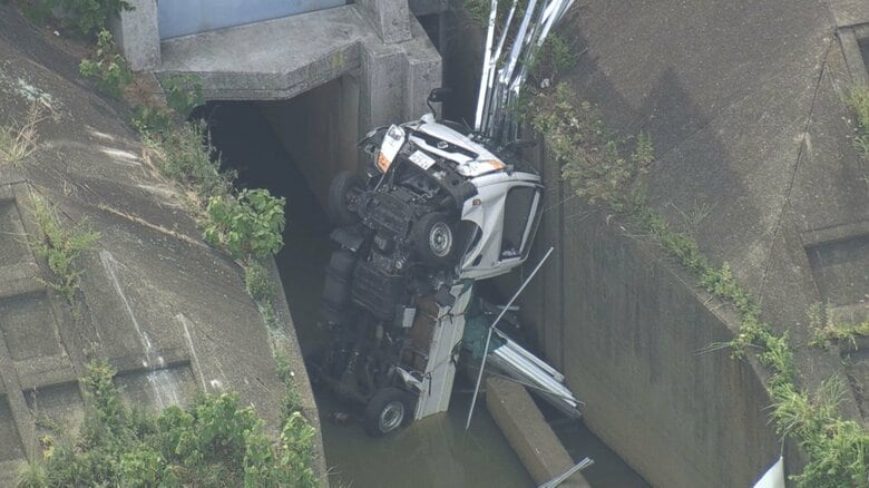 堤防道路を走っていたトラックが道を外れて転落 運転していた59歳男性を搬送も死亡 5mほど下の水路へ…｜FNNプライムオンライン