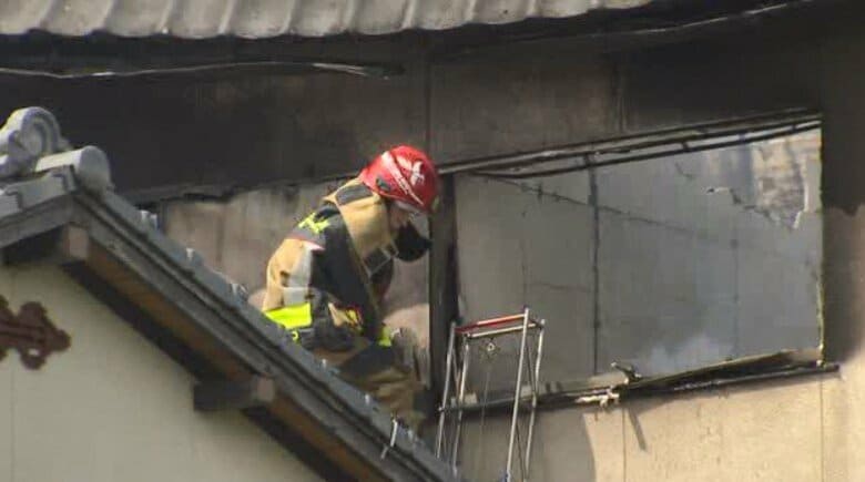 「2階建て住宅が燃えている」と通報　住人男性は仕事で不在　消防が出動し約3時間後に消し止められる　現場は住宅が立ち並ぶ一角　福岡・春日市｜FNNプライムオンライン