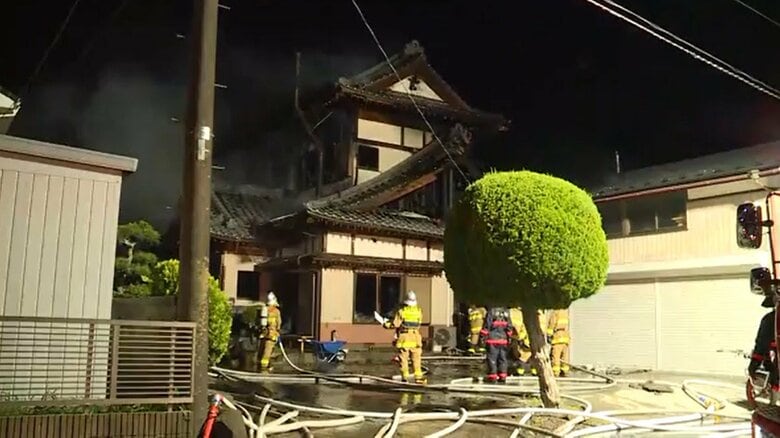 「１階が燃えている」石巻市で木造２階建て住宅全焼　社員寮として使用　住人は逃げて無事〈宮城〉｜FNNプライムオンライン