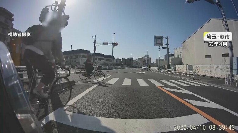 横断歩道を渡ろうとする自転車に赤信号無視の自転車が…