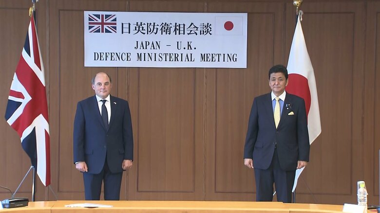 (共同記者発表にのぞむ岸防衛相とウォレス英国防相=左)