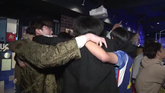 逆転勝利を喜ぶ日本サポーター(2日)