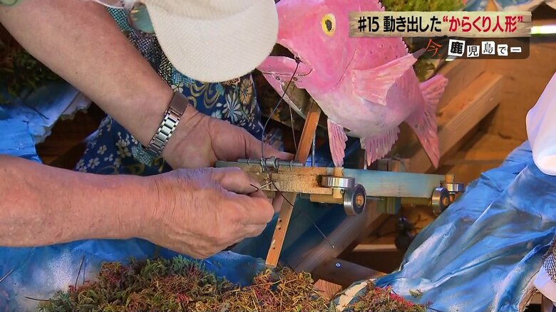 抜けたひもを修理する様子