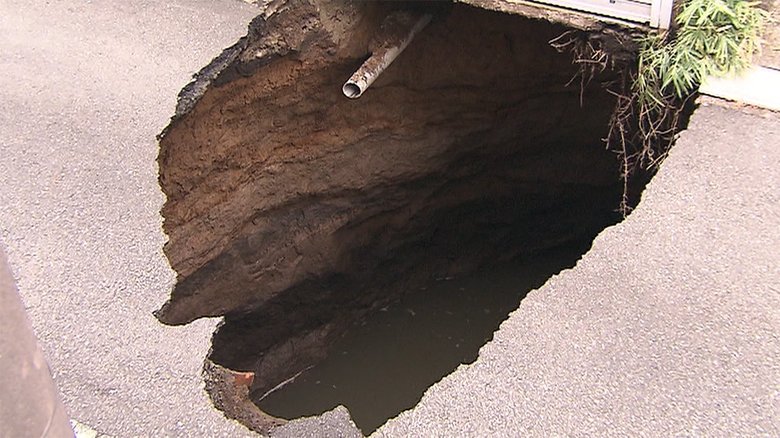 住宅の道路陥没 周辺でも亀裂 「家の真下に穴」住民の恐怖