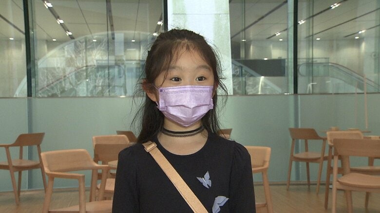 来場者の女の子は、購入したポストカードを手に取材に応じてくれた。