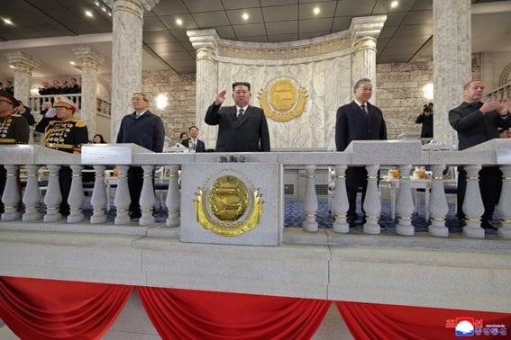 朝鮮労働党創立80周年慶祝閲兵式に臨む金正恩総書記とロシア・中国などからの招待客(朝鮮中央通信・10月11日)