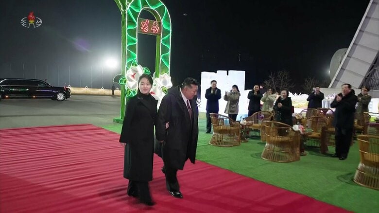 金総書記と腕を組んで入場した「ジュエ」氏（朝鮮中央テレビ・1月1日放送）