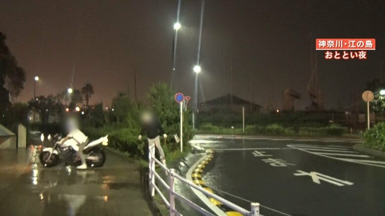 大きな音を立てて進入するバイクを注意をする人