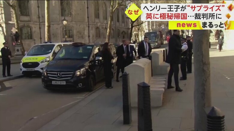 黒いタクシーから出てきたヘンリー王子（英・ロンドン 王立裁判所　27日）