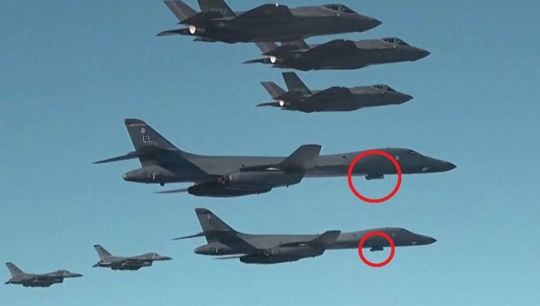 韓国空軍（上3機：F-35Aステルス戦闘機。左端2機：KF-16戦闘機）と共同訓練する米空軍B-1B爆撃機（円内は照準用のスナイパーポッド）（2023年2月19日）