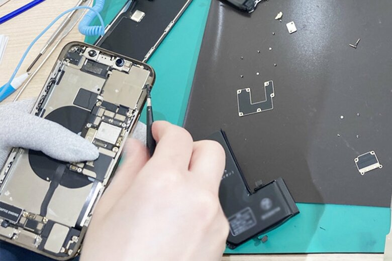 バッテリー交換の様子（日本PCサービス株式会社）