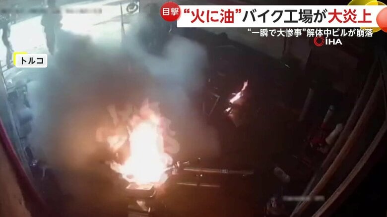 消火器を噴射されるバイク