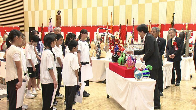 「全日本愛瓢会」の展示会で福井県の子どもたちと交流される秋篠宮さま