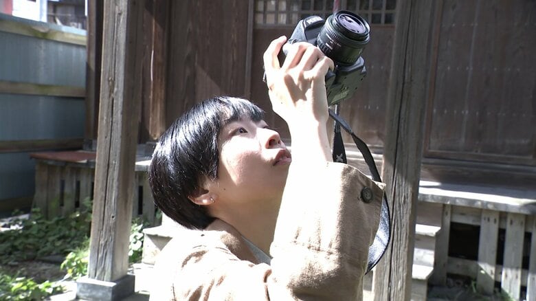 「日常で感じたものを作品にしたい」とファインダーをのぞく高山さん