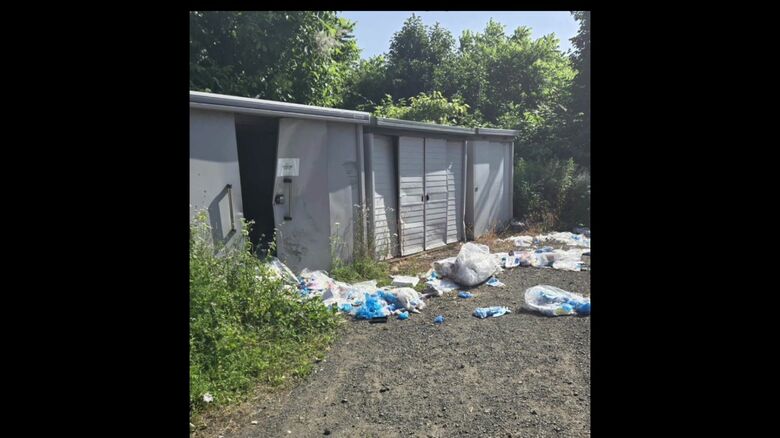 スーパーでごみ置き場の物置の扉が破壊されごみ袋が散乱（撮影：視聴者）