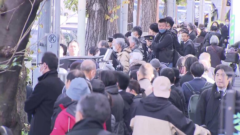 一般拝礼には長い列が