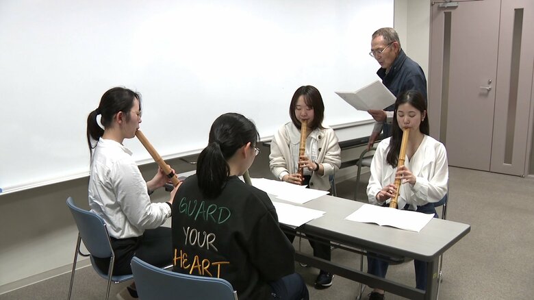 県内で活動する和楽器奏者から指導を受ける部員たち