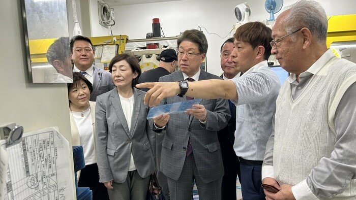 都議らに“材料の開放”を訴える剣持社長