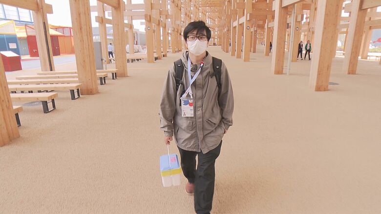 クオリプスで作成したiPS心臓モデルを万博会場に運ぶ奥田さん