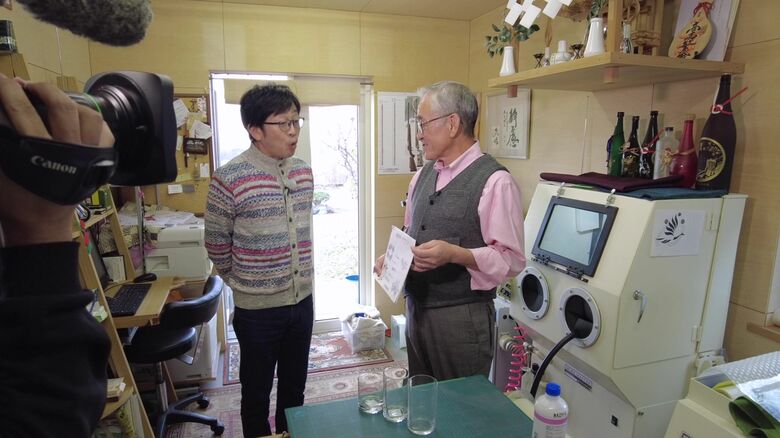 カフェにある工房でグラス彫刻体験ができる