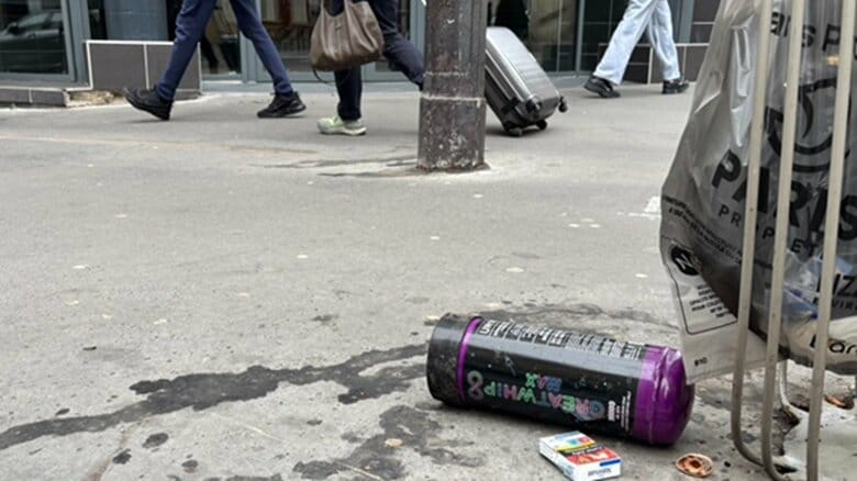 他のパリ市内の住宅街にも転がるガスボンベ