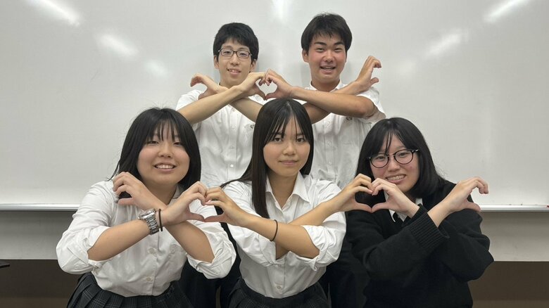 ポップを作成した広尾学園高等学校の現役高校生5人