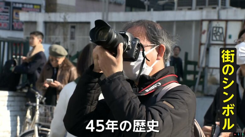 閉館するアルタをカメラに収める人
