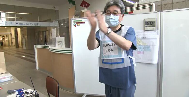無事に患者の移送を終えてスタッフに拍手を送る 仙台厚生病院 山内淳一郎院長