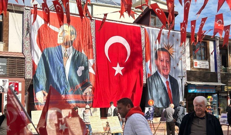 街に掲げられたエルドアン大統領の顔（右）