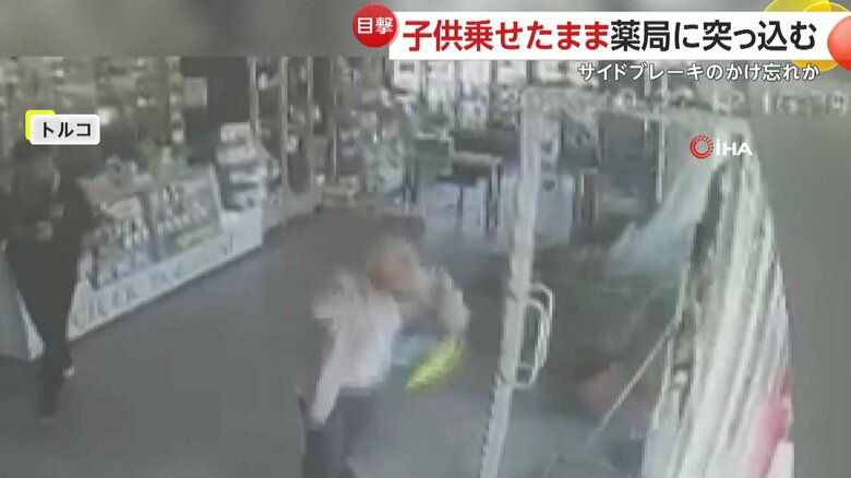 窓ガラスを突き破り、店内へ突っ込んでしまう車