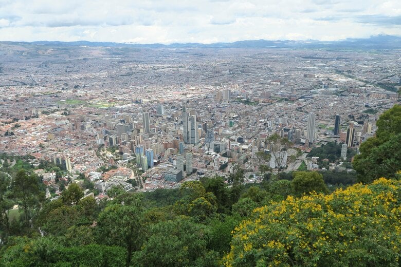 丘の上から見たコロンビア・ボゴタ ©️日本美術協会