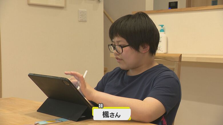 妹の楓さんはタブレットを自在に操り創作活動も…
