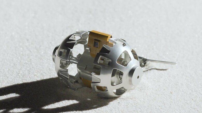 瞬時に球体が左右に拡張（出典：タカラトミー）