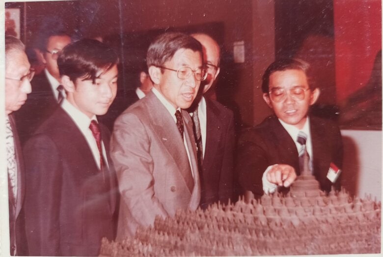 ボロブドゥール寺院の修復などについて説明を受ける天皇陛下と上皇さま（1981年　Maulana Abdurahim Ibrahim氏提供）