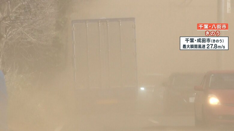 舞い上がる土ぼこりで、前の車を視認するのもやっと