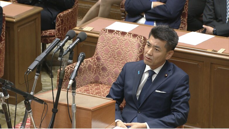 あげつらわれて憮然とした表情になる泉代表