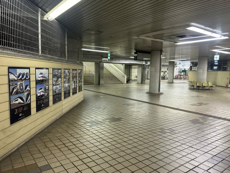 日中でも人の気配が無い東成田駅コンコース