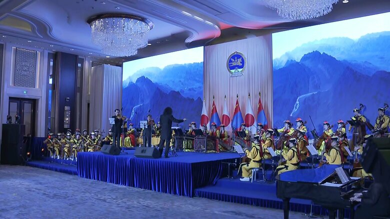 大統領主催の晩さん会でビオラの演奏を披露される陛下