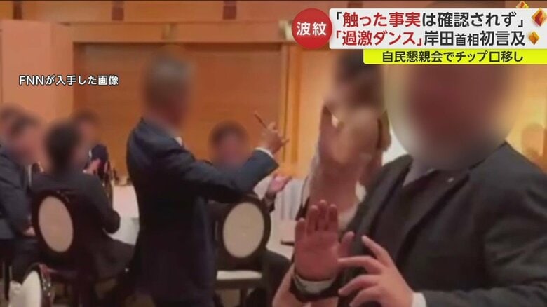 女性と一緒に踊る男性