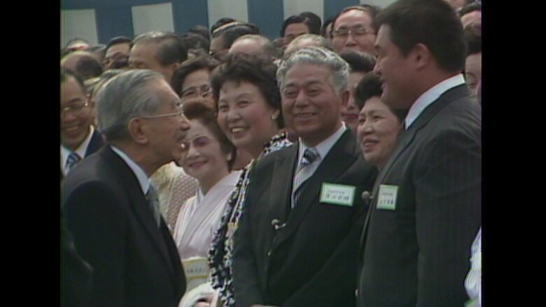 1982年5月　山下康裕選手と話す昭和天皇