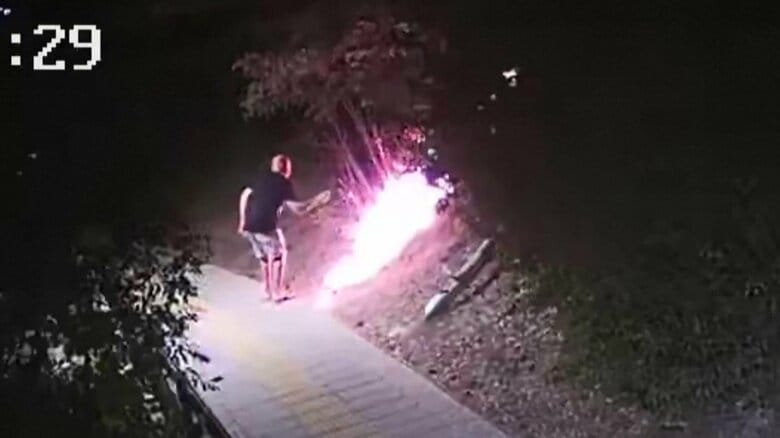 自分でつけた火を消そうと？木の枝で炎をたたく放火男