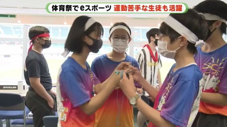 1.2回戦を勝ち上がりチームメートとグータッチ